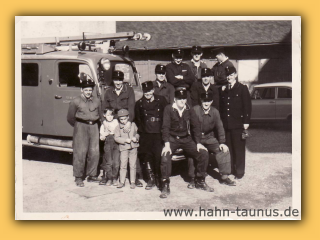 Bild304004  Feuerwehr -  aktive Mitglieder vor einsatzfahrzeugen um 1960.jpg